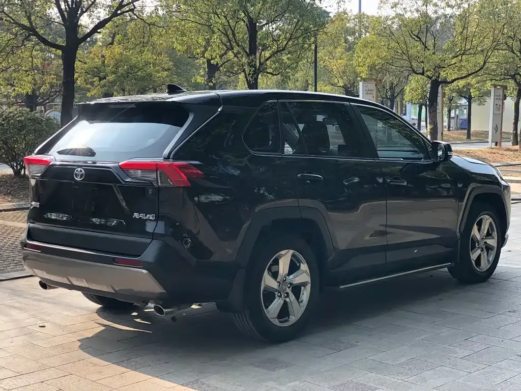 Toyota RAV4 — фото 7
