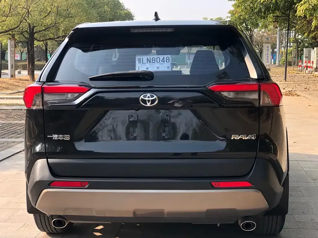 Toyota RAV4 — фото 10