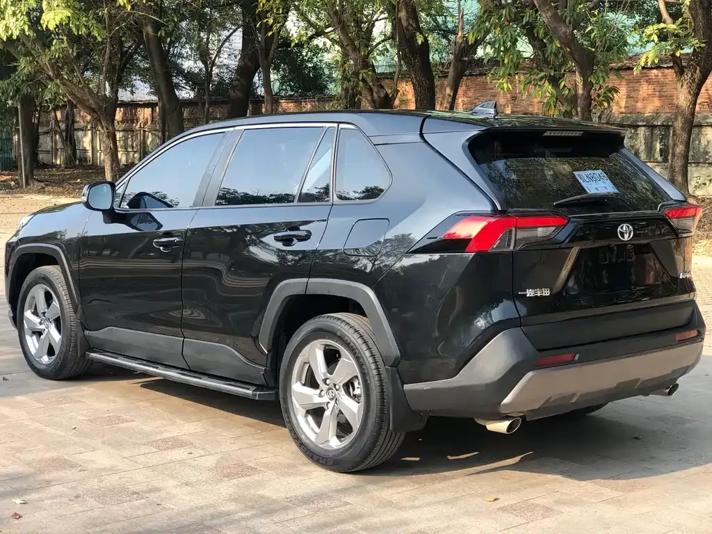 Toyota RAV4 — фото 8