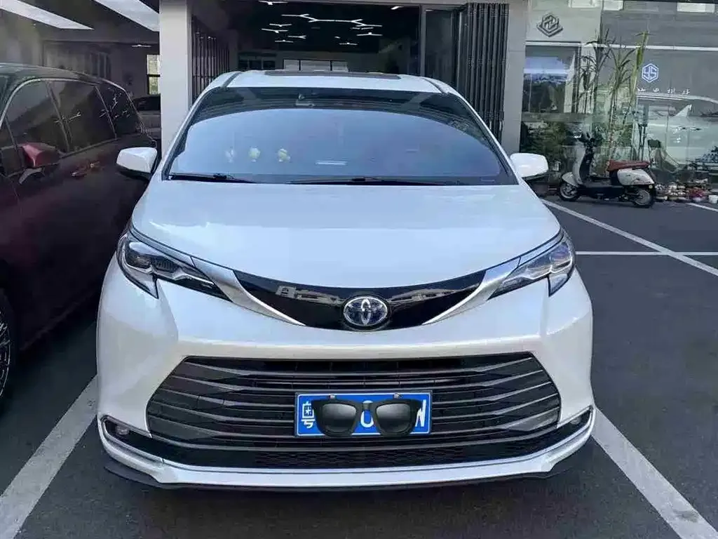 Toyota Sienna — фото 1