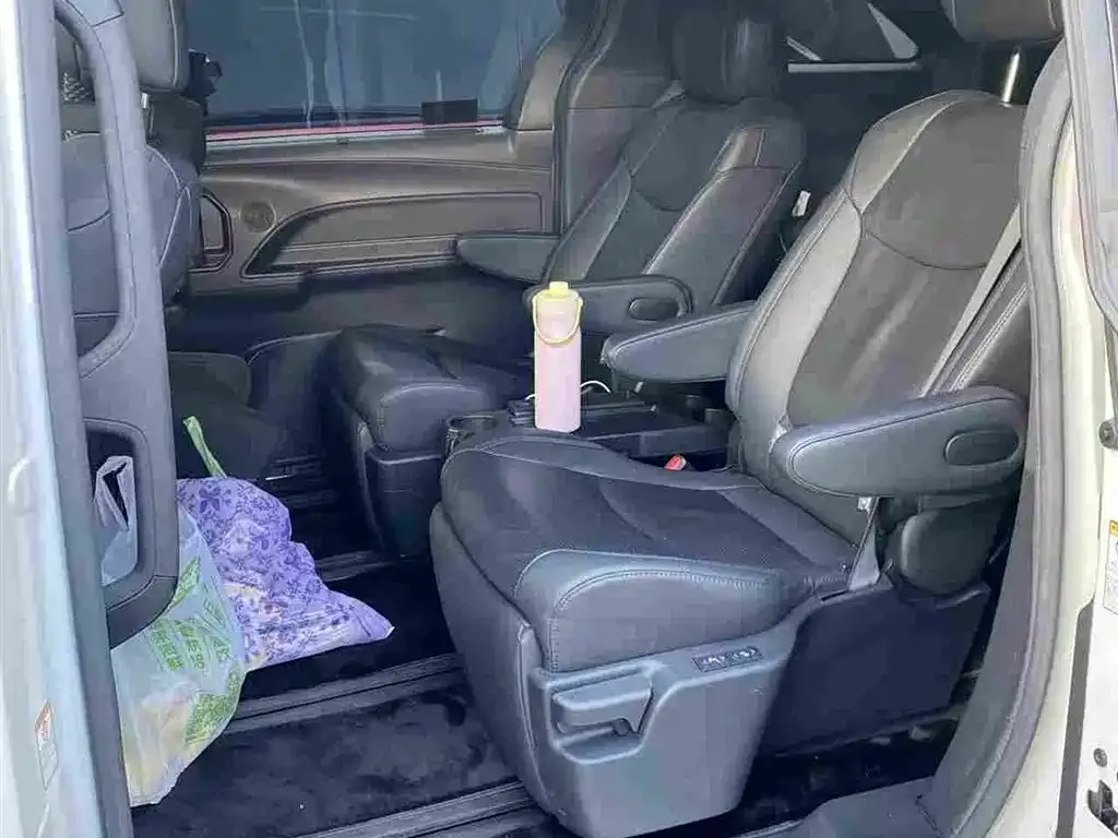Toyota Sienna — фото 4