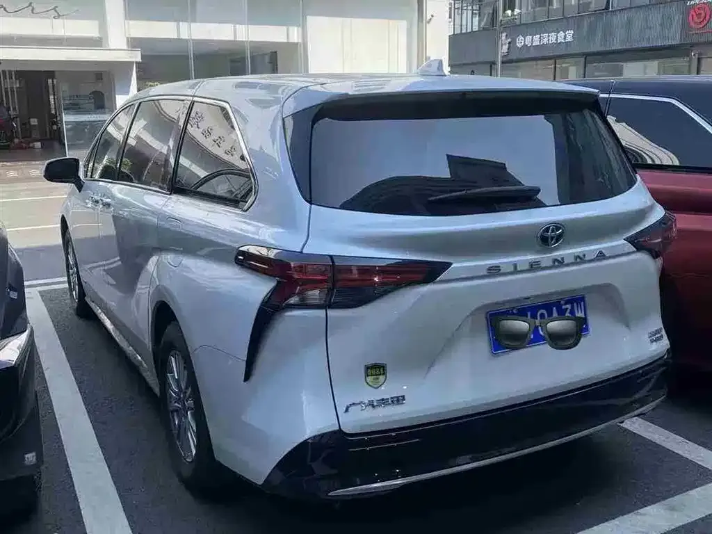 Toyota Sienna — фото 5