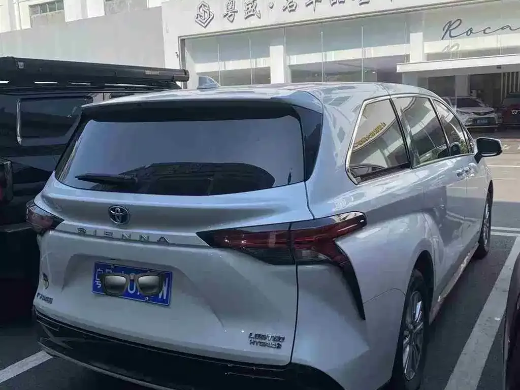 Toyota Sienna — фото 9