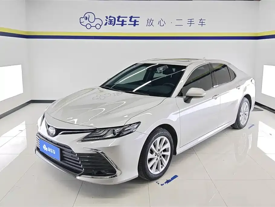 Toyota Camry — фото 1