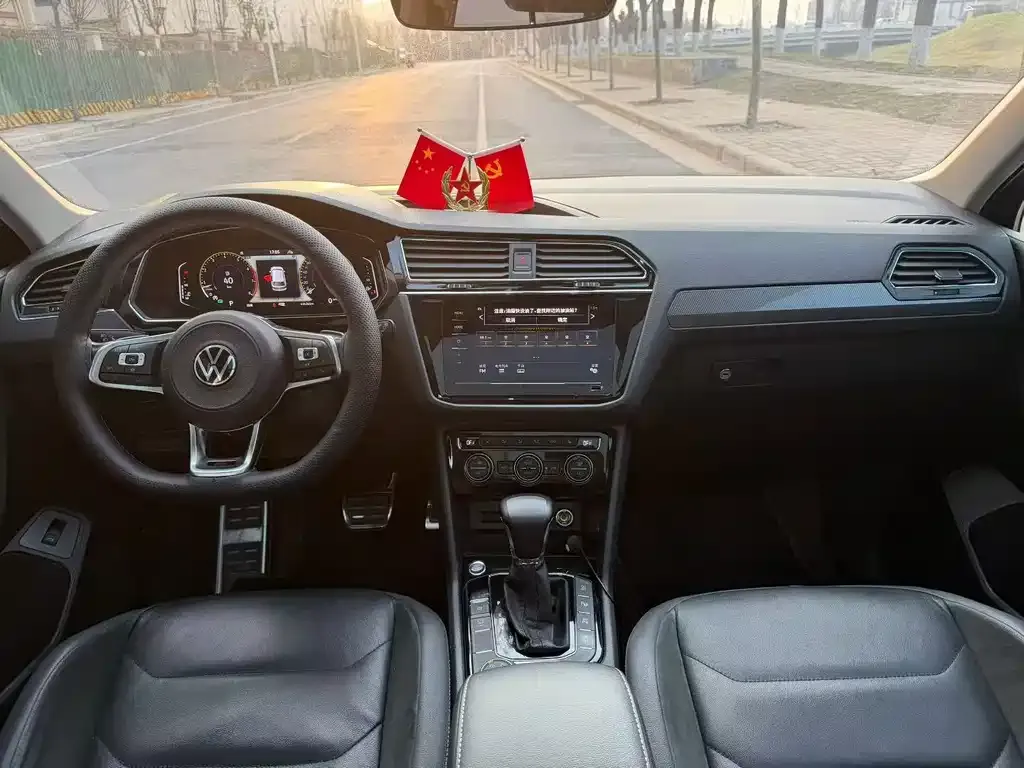 Volkswagen Tiguan L — фото 2