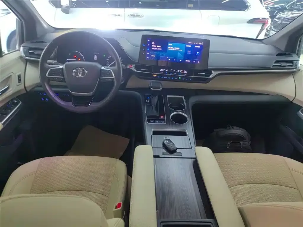 Toyota Granvia — фото 2