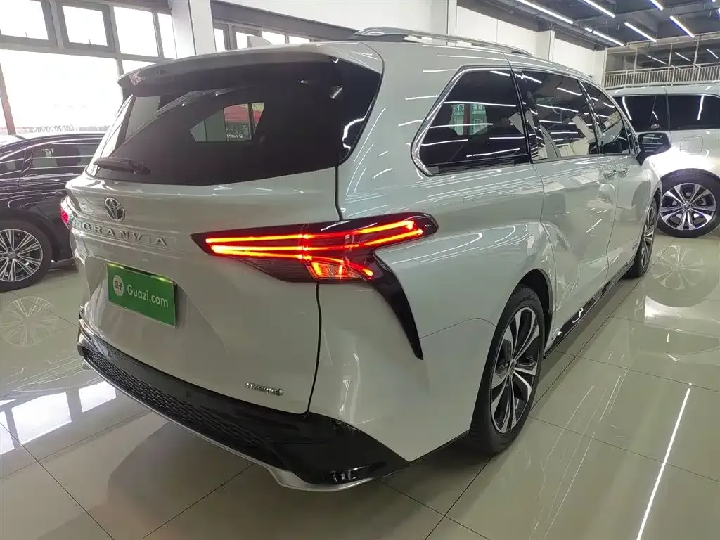 Toyota Granvia — фото 3