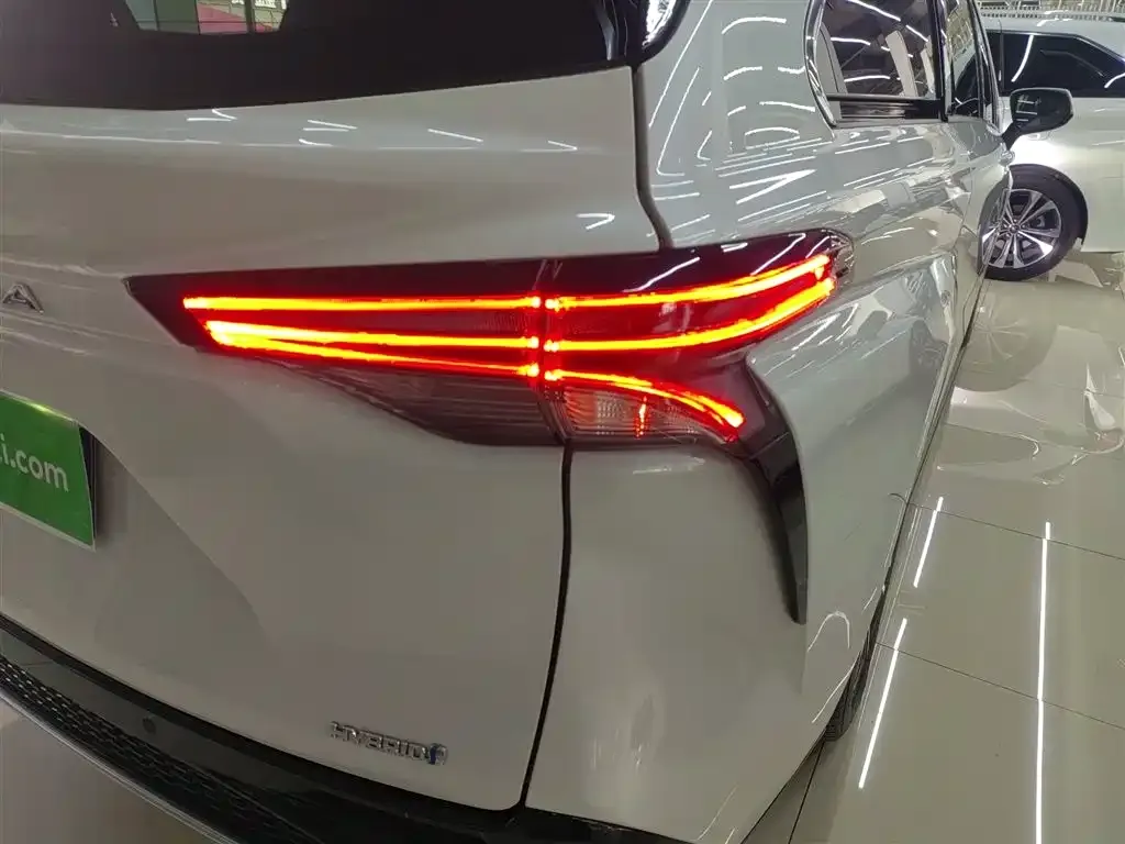 Toyota Granvia — фото 9