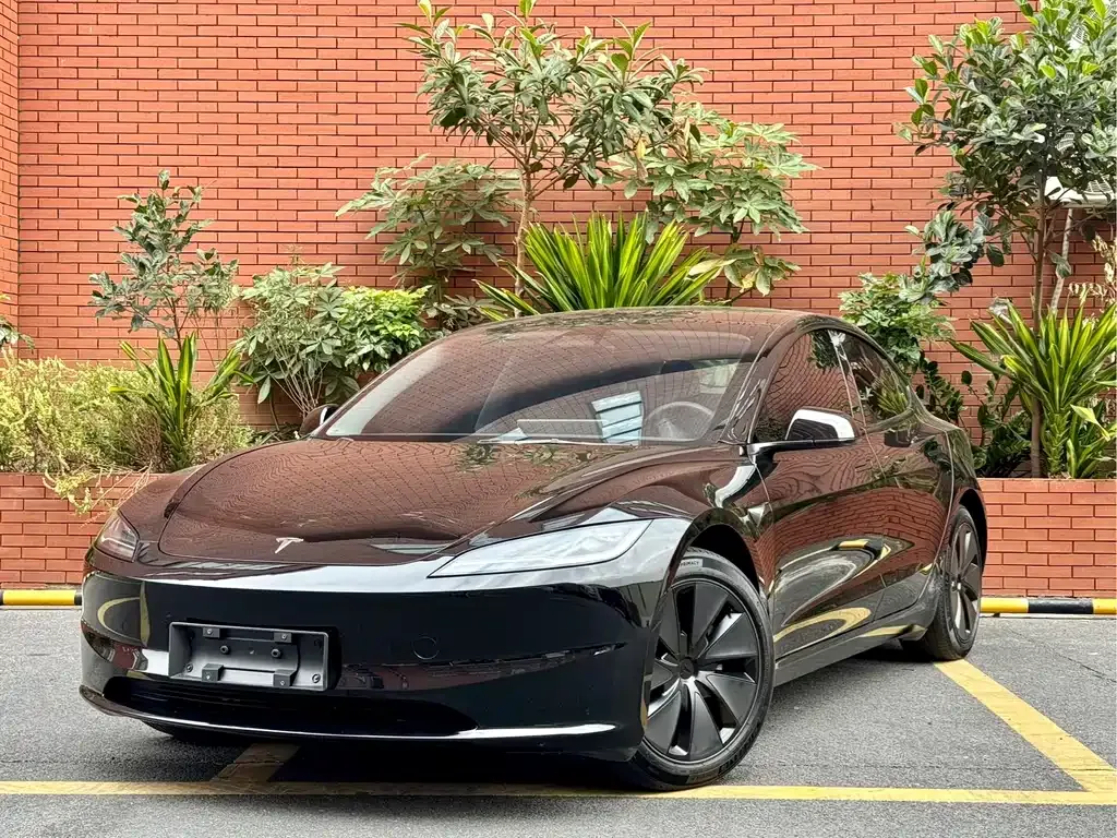 Tesla Model 3 — фото 1