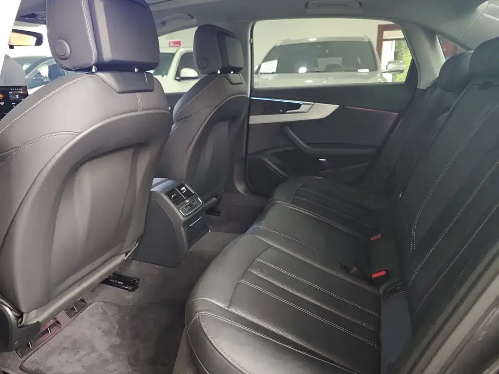 Audi A4L 2022 из CN, фото 2
