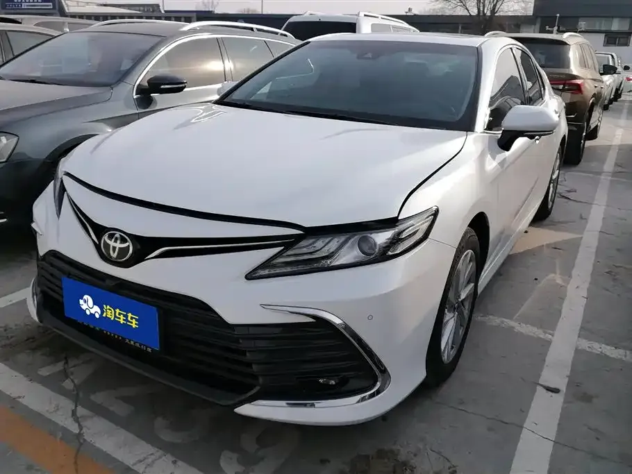 Toyota Camry — фото 1