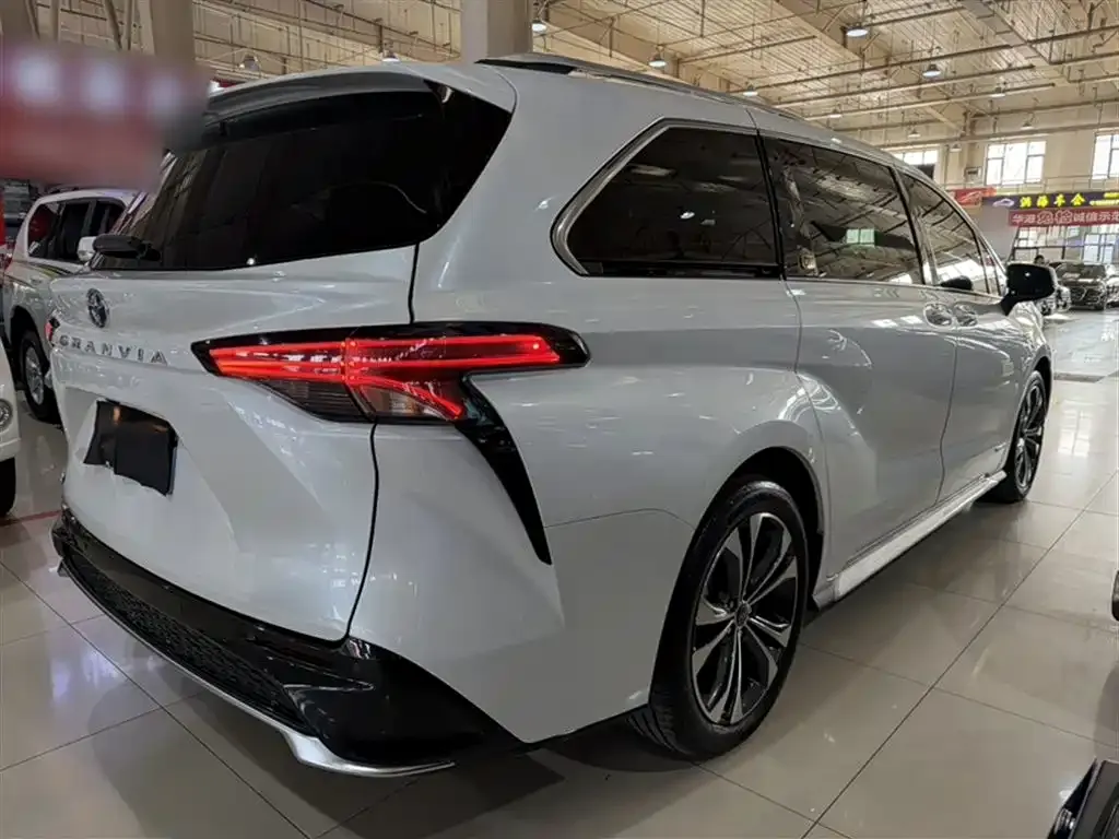 Toyota Granvia — фото 10