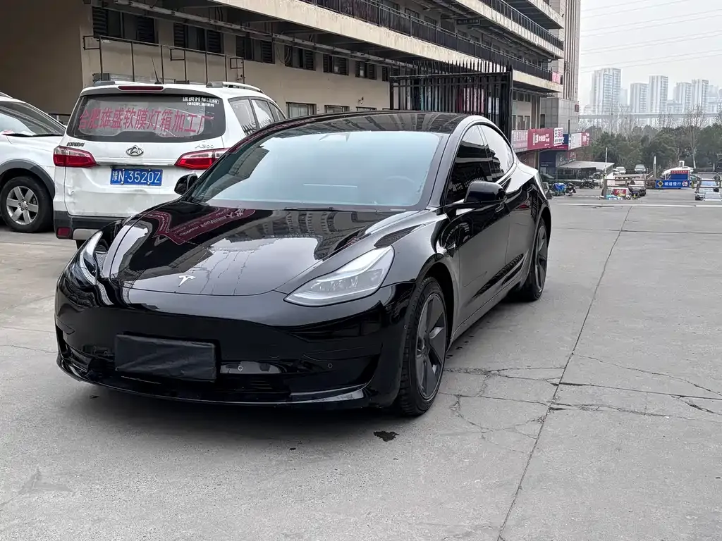 Tesla Model 3 — фото 1