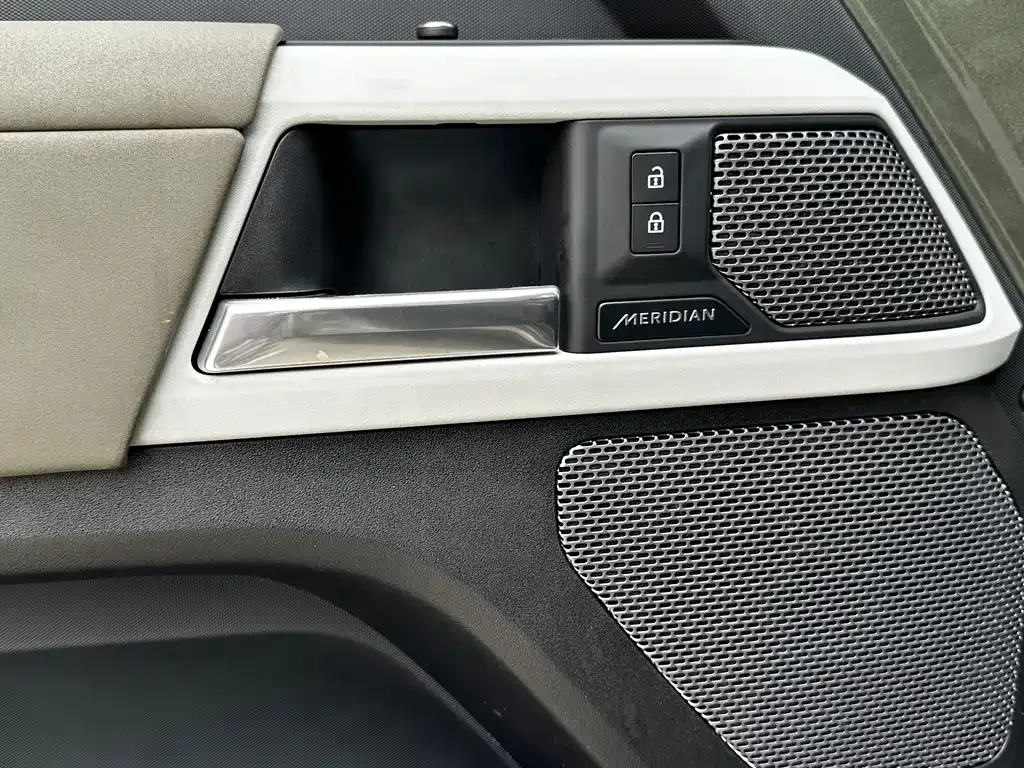 Land Rover Defender — фото 10