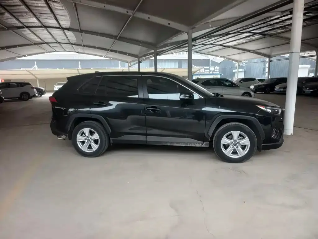 Toyota RAV4 2023 из CN, фото 2