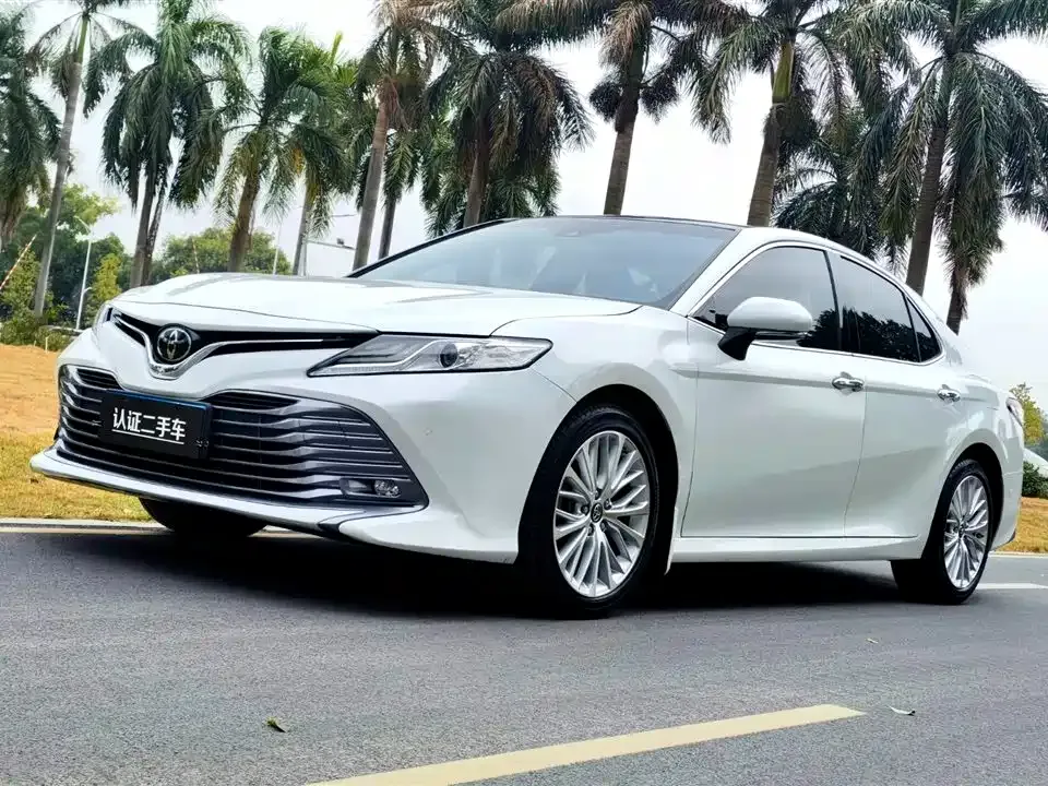 Toyota Camry — фото 1