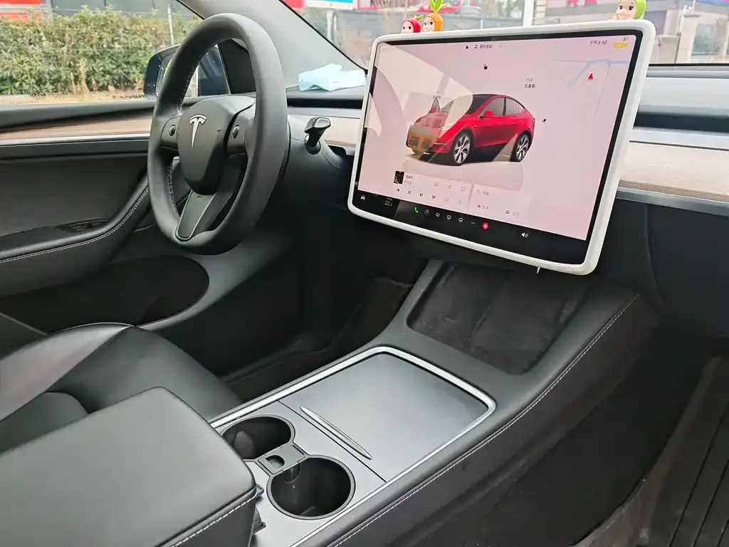 Tesla Model Y — фото 2