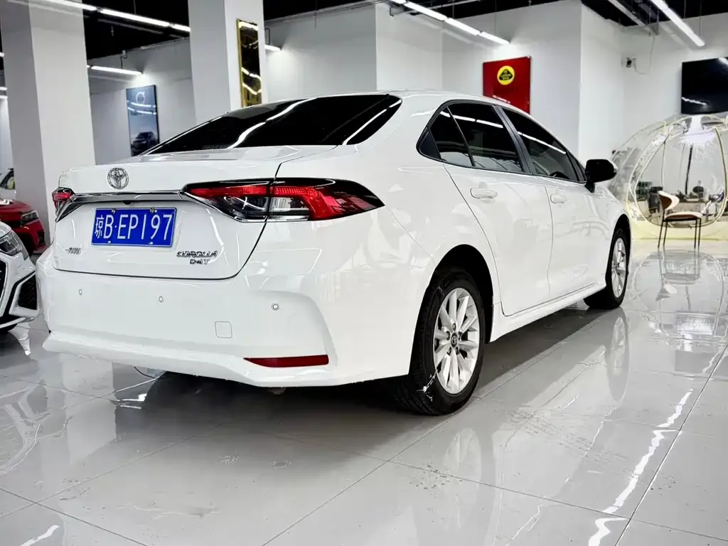 Toyota Corolla — фото 7