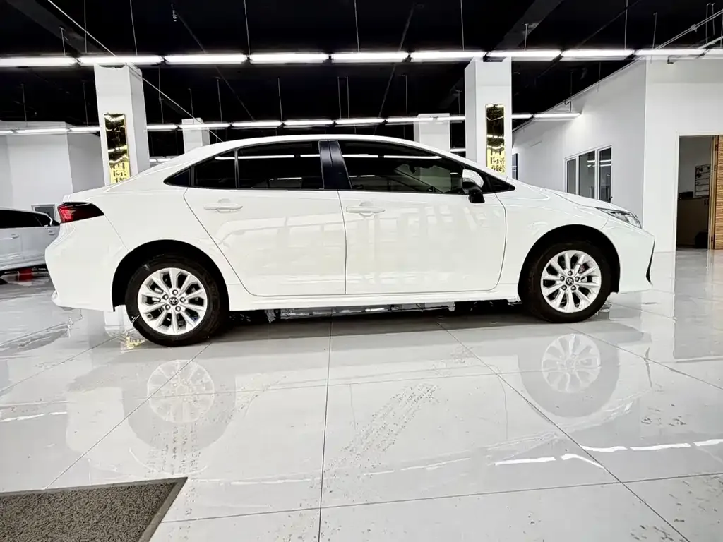Toyota Corolla — фото 8