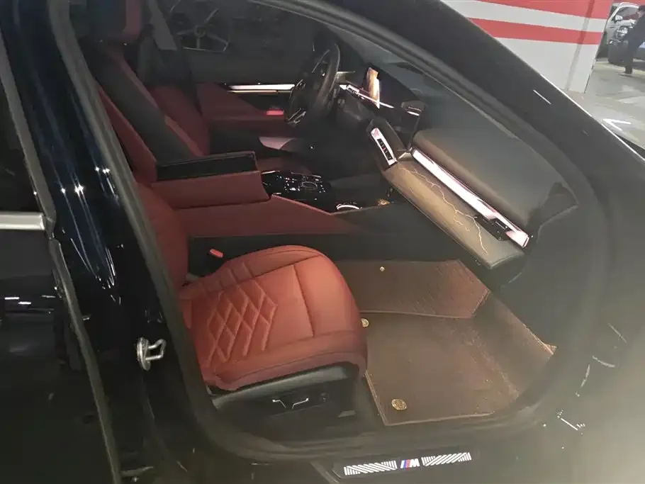 BMW 5 Series 2025 из CN, фото 3