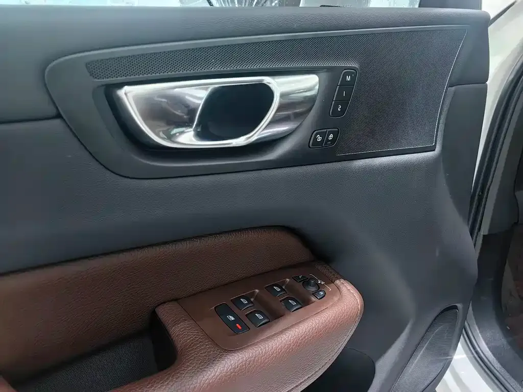 Volvo XC60 — фото 9