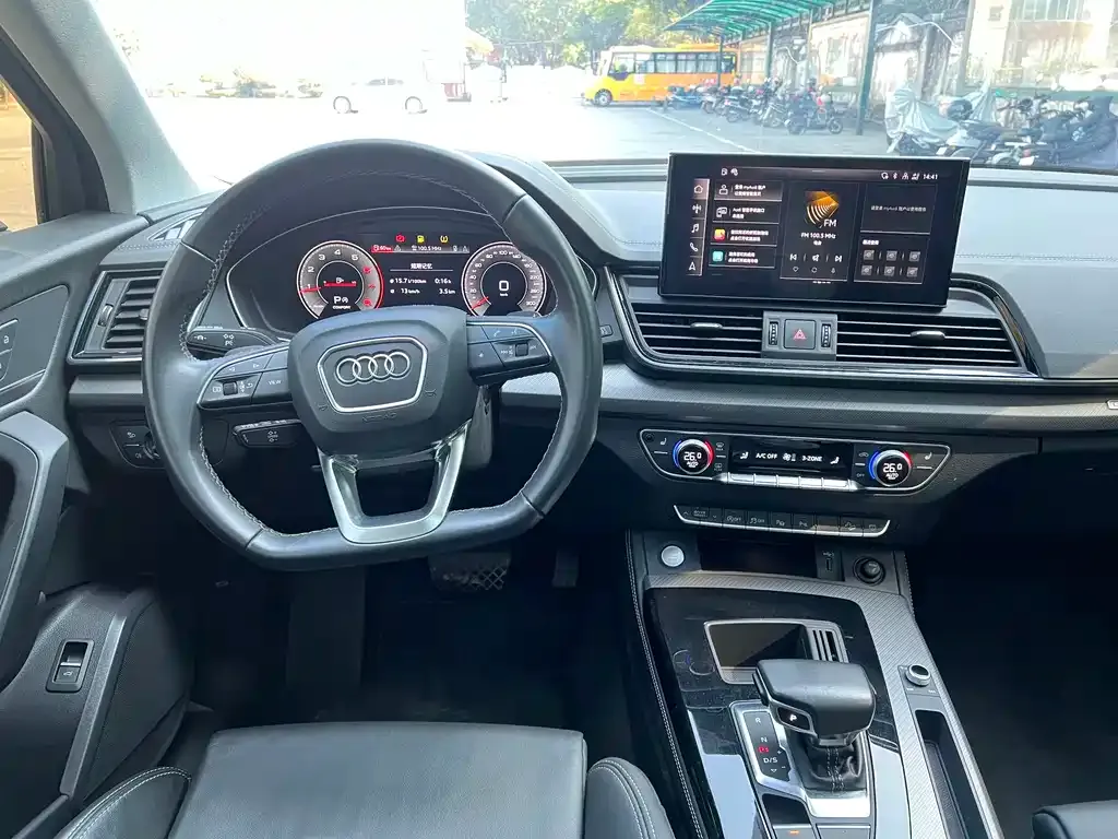 Audi Q5L — фото 9