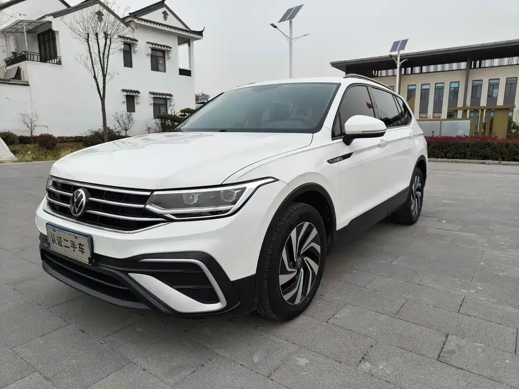 Volkswagen Tiguan L — фото 1