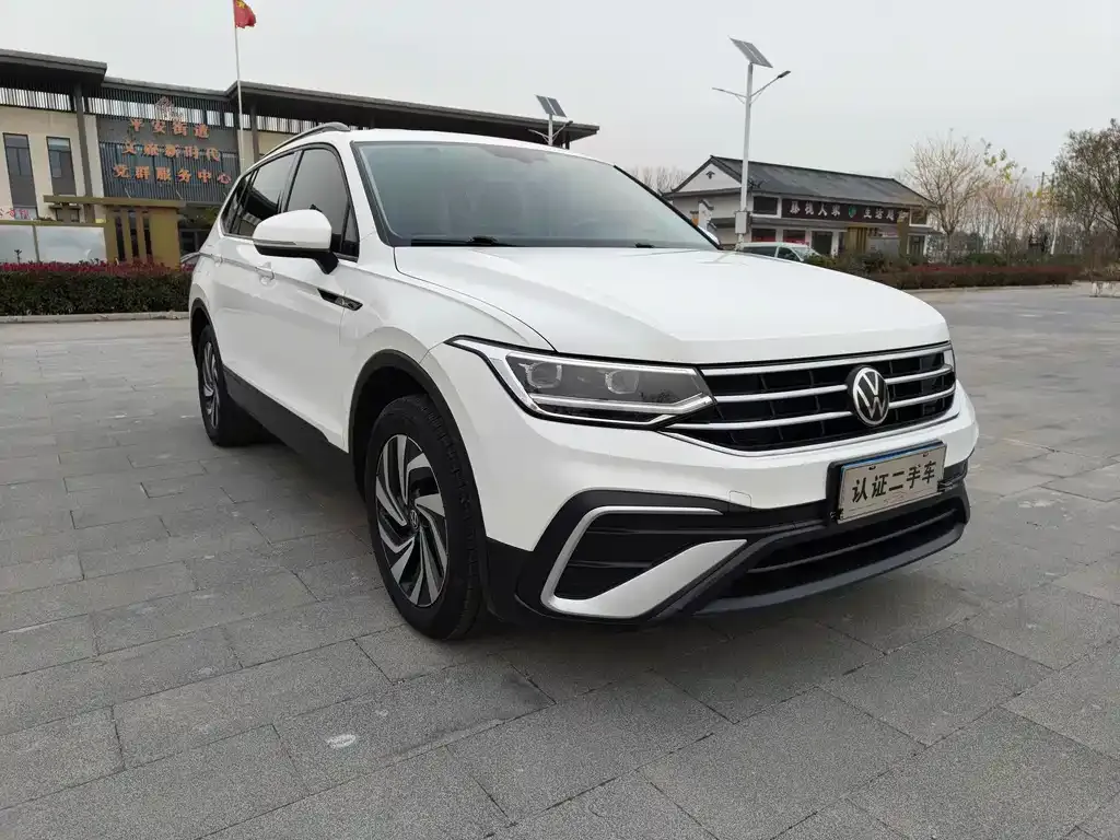 Volkswagen Tiguan L — фото 10