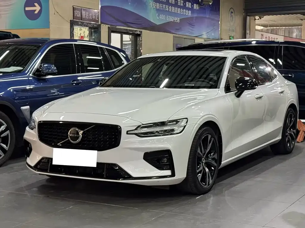 Volvo S60 — фото 1