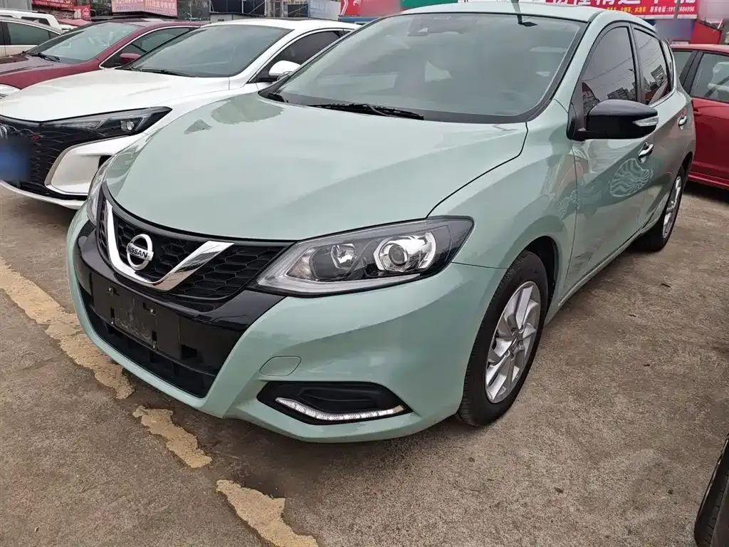 Nissan Tiida — фото 1