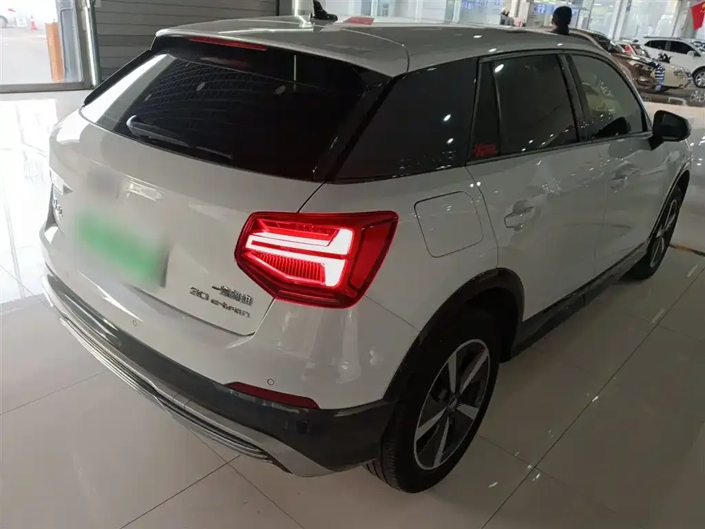 Audi Q2L e-tron — фото 4
