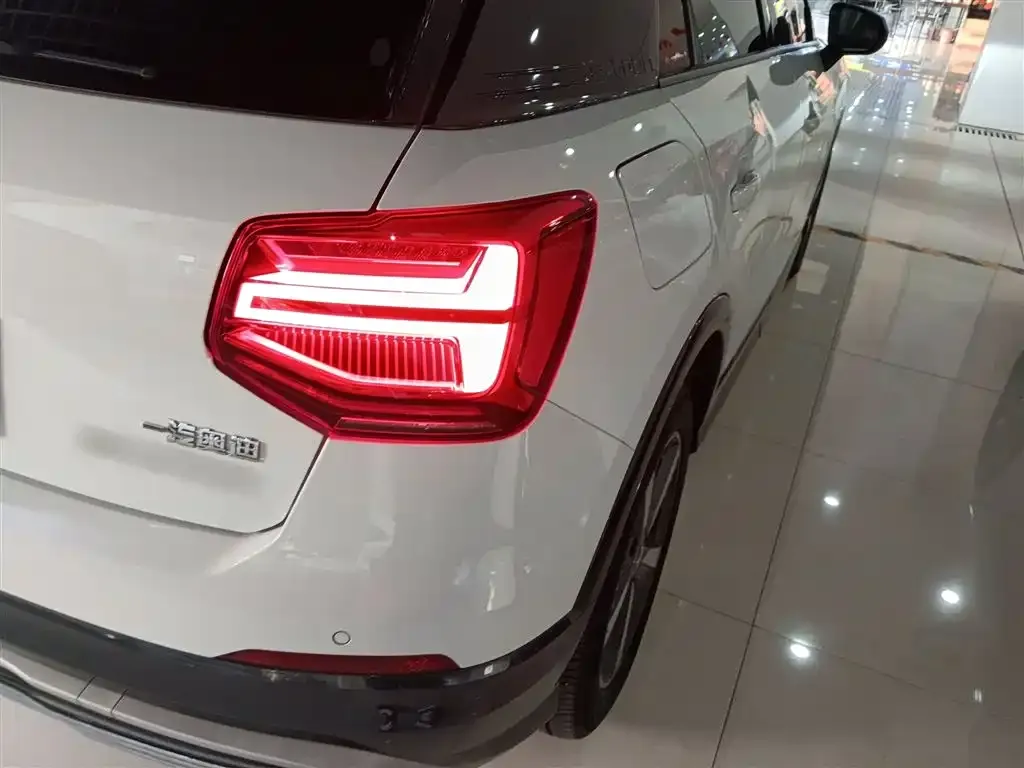 Audi Q2L e-tron — фото 10