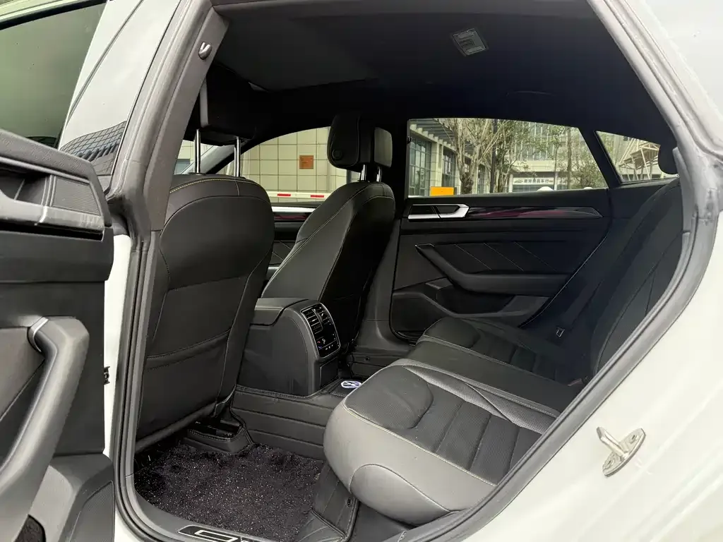 Volkswagen CC 2023 из CN, фото 2