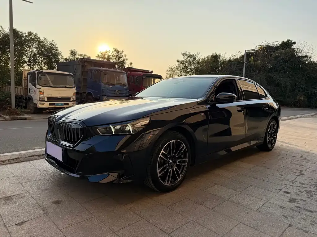 BMW 5 Series — фото 1