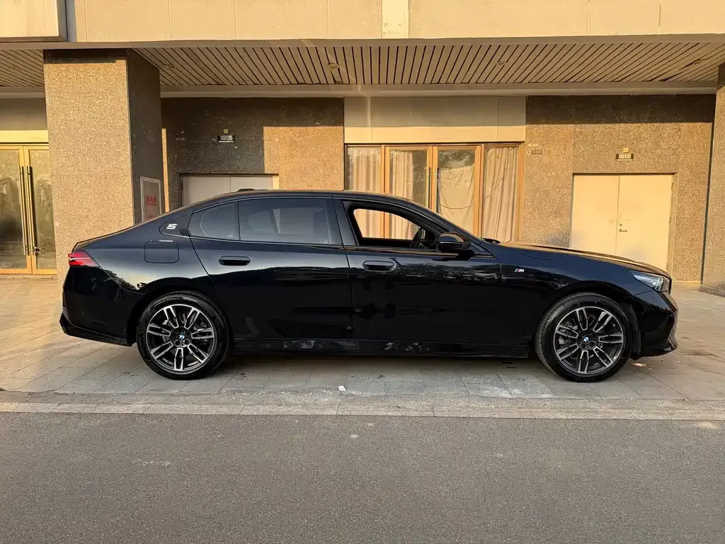 BMW 5 Series — фото 10