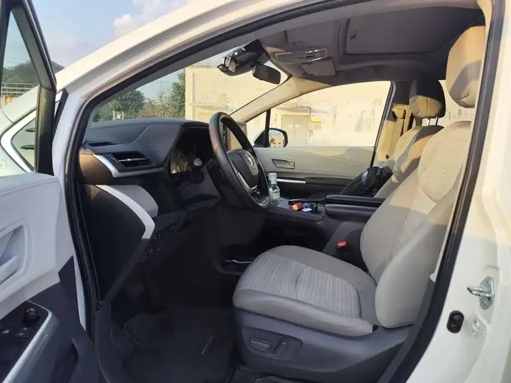 Toyota Sienna 2023 из CN, фото 4