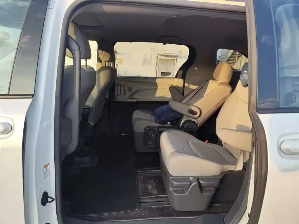 Toyota Sienna 2023 из CN, фото 2
