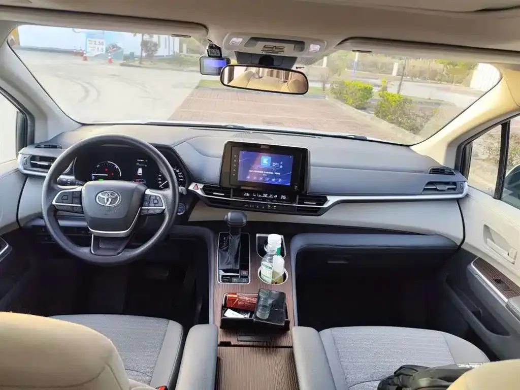 Toyota Sienna 2023 из CN, фото 3