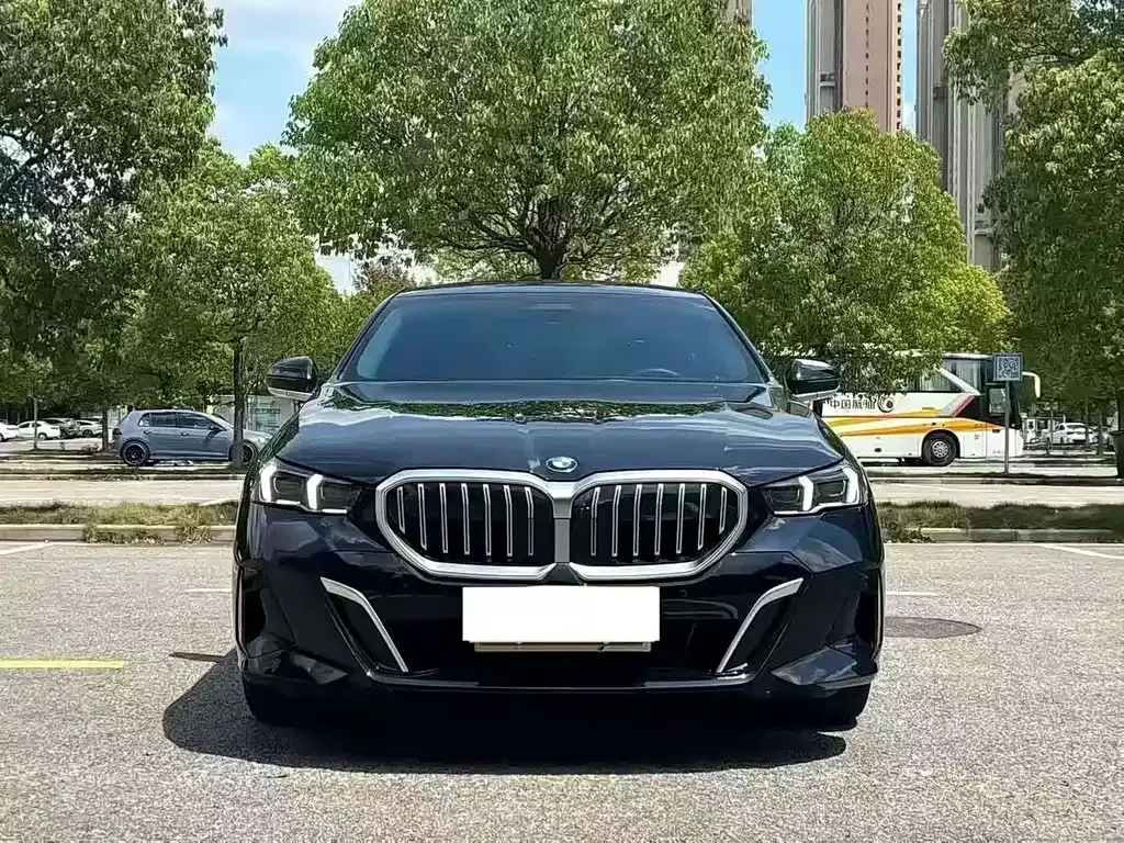 BMW 5 Series — фото 9