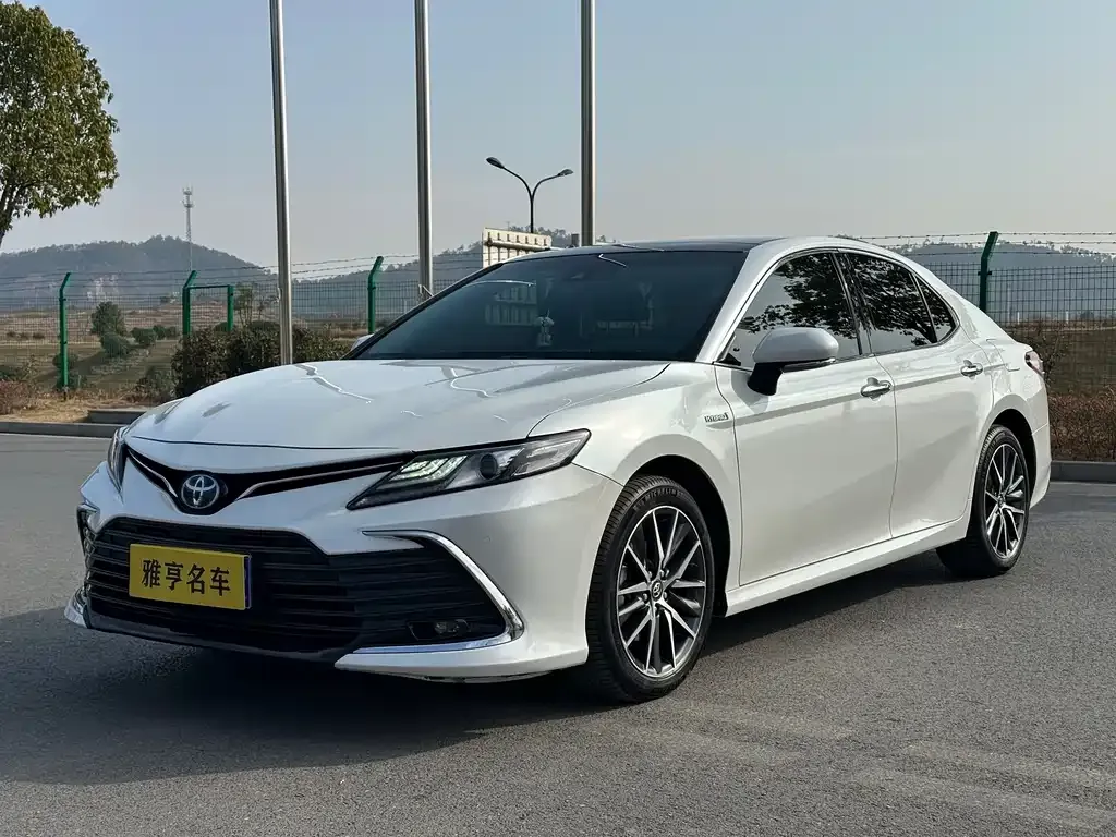 Toyota Camry — фото 1