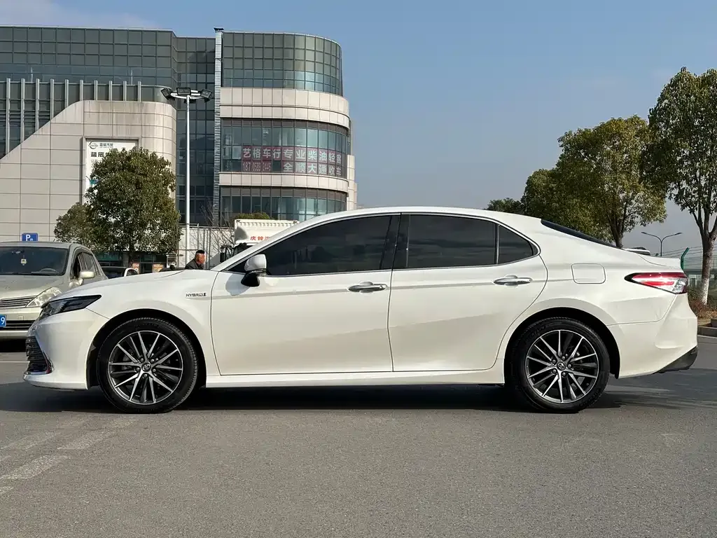 Toyota Camry — фото 9