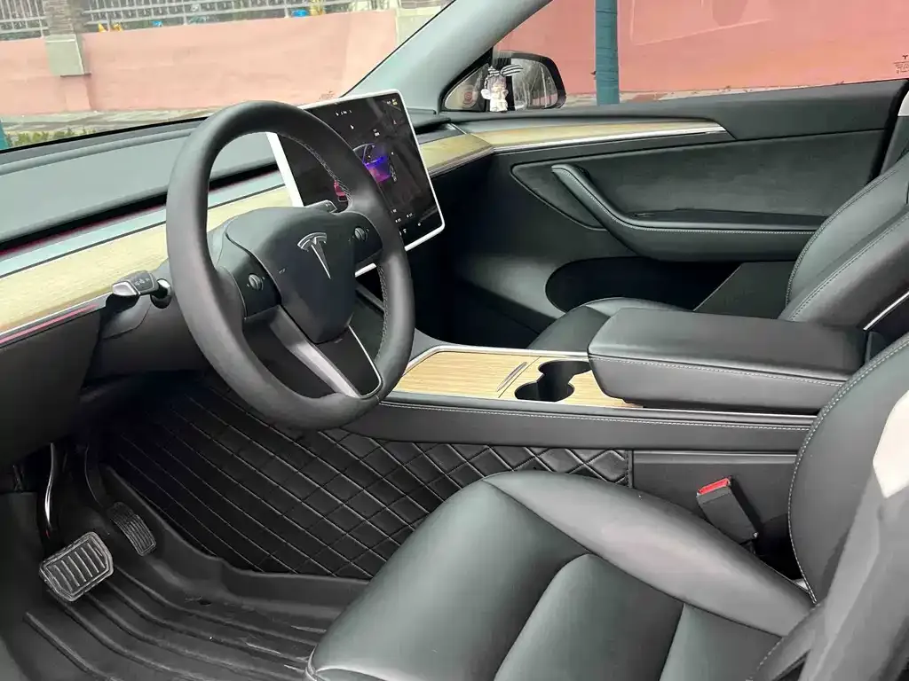 Tesla Model Y — фото 8