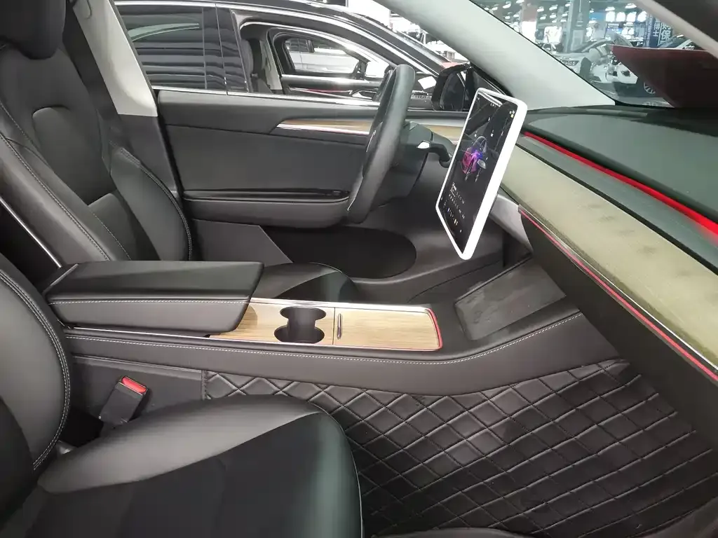 Tesla Model Y — фото 10