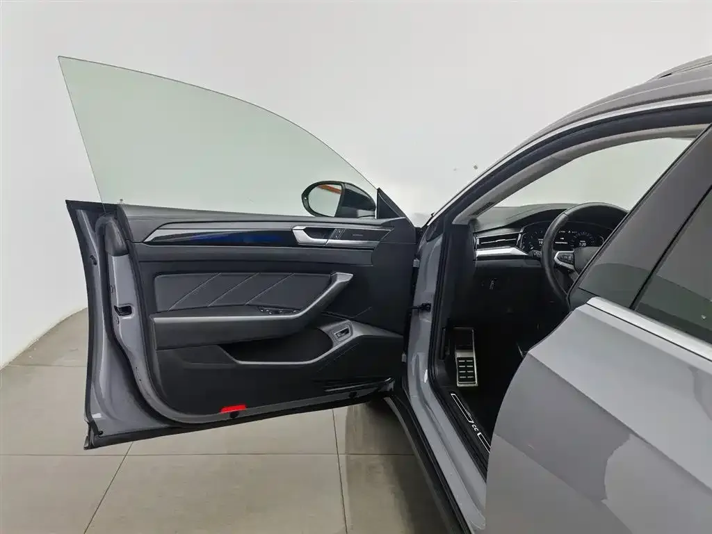 Volkswagen CC 2023 из CN, фото 2