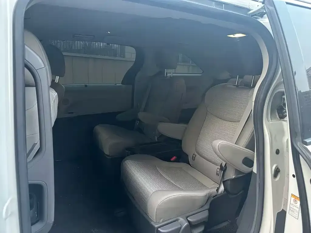 Toyota Sienna 2022 из CN, фото 2