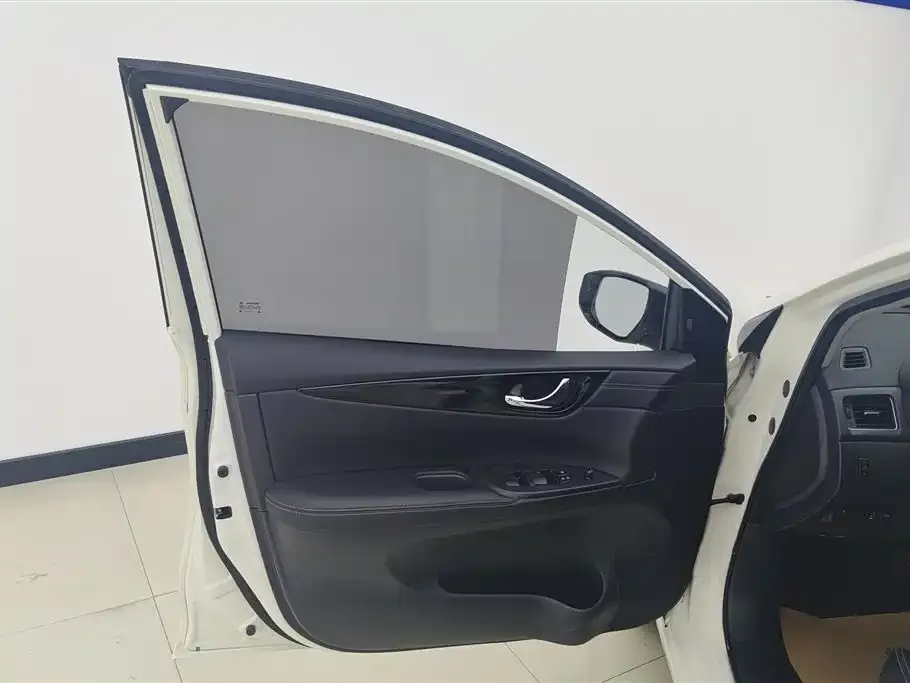 Nissan Tiida — фото 2