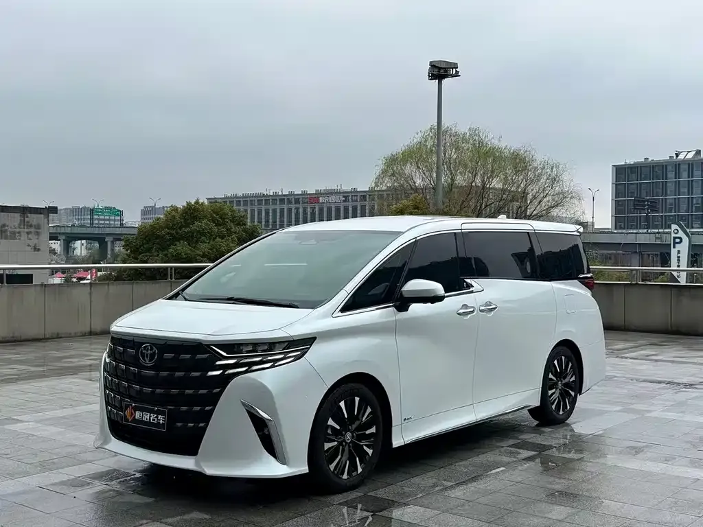 Toyota Alphard — фото 1