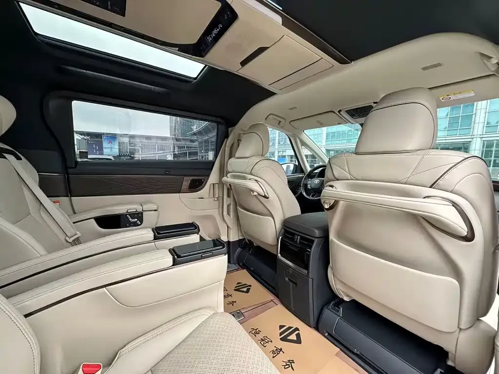 Toyota Alphard — фото 2