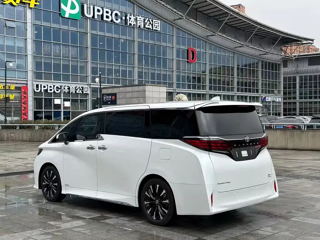 Toyota Alphard — фото 9