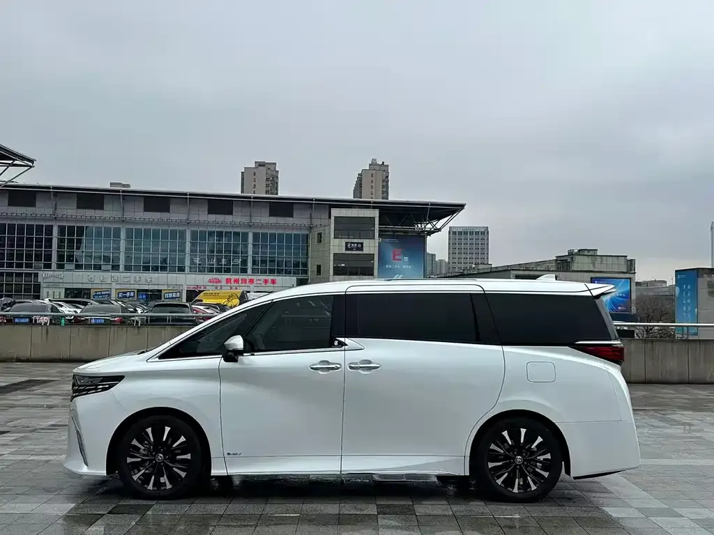 Toyota Alphard — фото 4